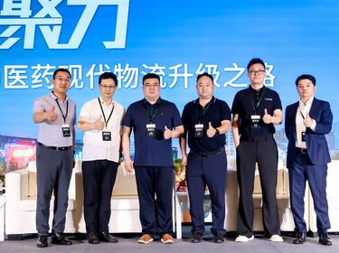 Sean Zhou and customers at workshop